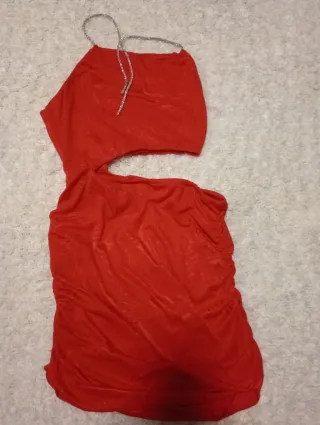 Vestido corto rojo con abertura y cordón plata