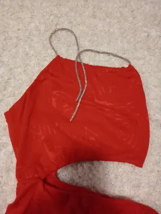 Vestido corto rojo con abertura y cordón plata