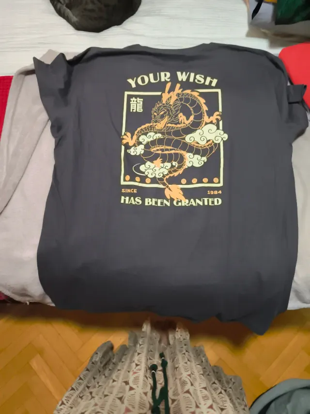 Camiseta gris con estampado de dragón