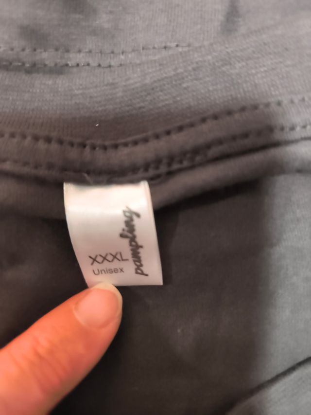 Camiseta gris con estampado de dragón