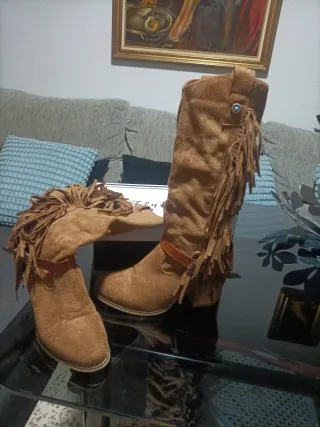 Botas altas de flecos ante marrón