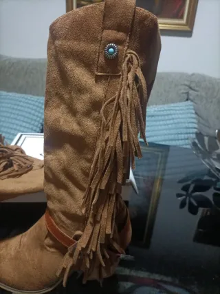 Botas altas de flecos ante marrón