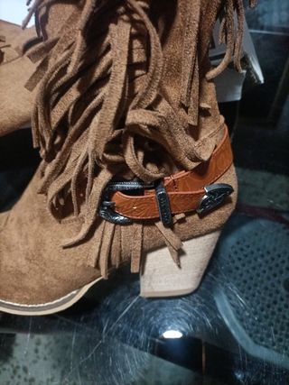Botas altas de flecos ante marrón