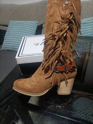 Botas altas de flecos ante marrón