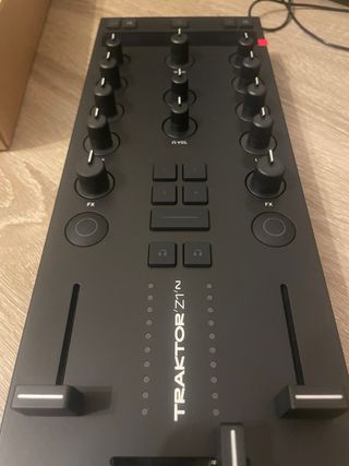 Mezclador DJ Traktor Z1