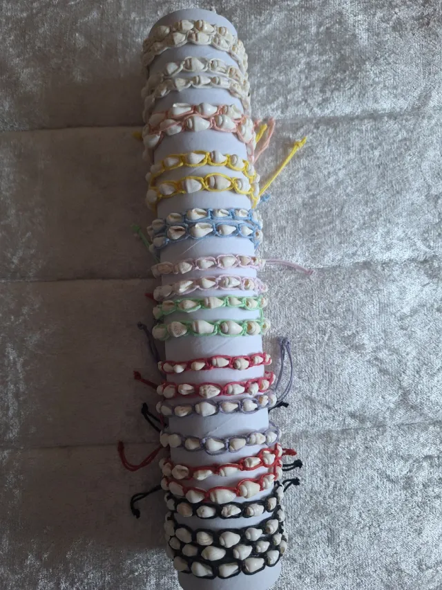 Pulseras de conchas multicolor