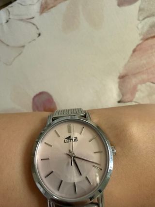 Reloj Lotus plateado esfera rosa