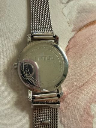 Reloj Lotus plateado esfera rosa