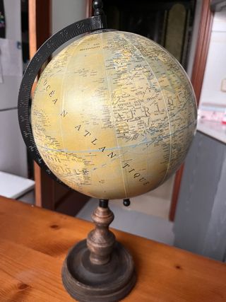Globo terráqueo vintage con peana de madera