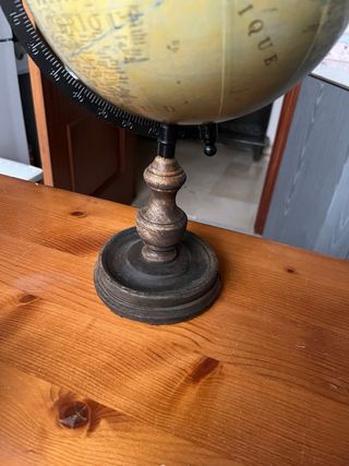 Globo terráqueo vintage con peana de madera