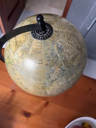 Globo terráqueo vintage con peana de madera