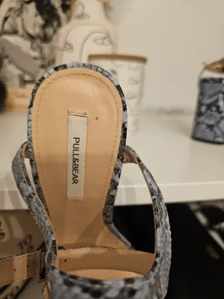 Sandalias de tacón con estampado de serpiente