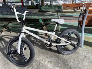 Bicicleta BMX blanca