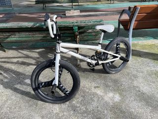 Bicicleta BMX blanca