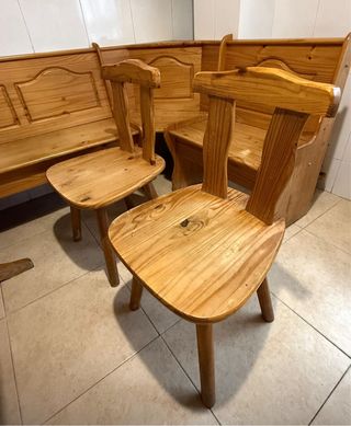 Banco de madera con sillas