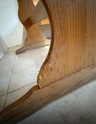 Banco de madera con sillas