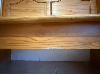 Banco de madera con sillas