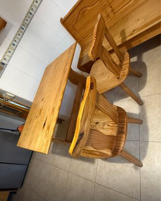 Banco de madera con sillas
