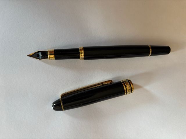 Pluma Mont Blanc Meisterstuck Negra Dorada