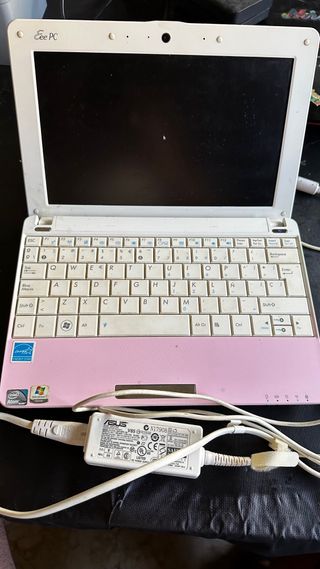 Mini portátil Asus Eee PC rosa y blanco