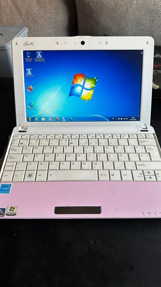 Mini portátil Asus Eee PC rosa y blanco