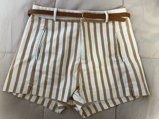 Shorts a rayas con cinturón