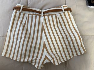 Shorts a rayas con cinturón
