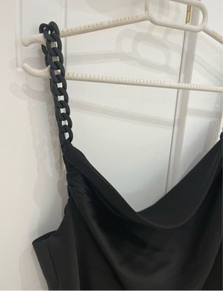 Blusa Zara con cadena negra