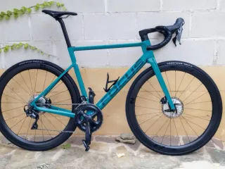 Bici da strada in carbonio Focus