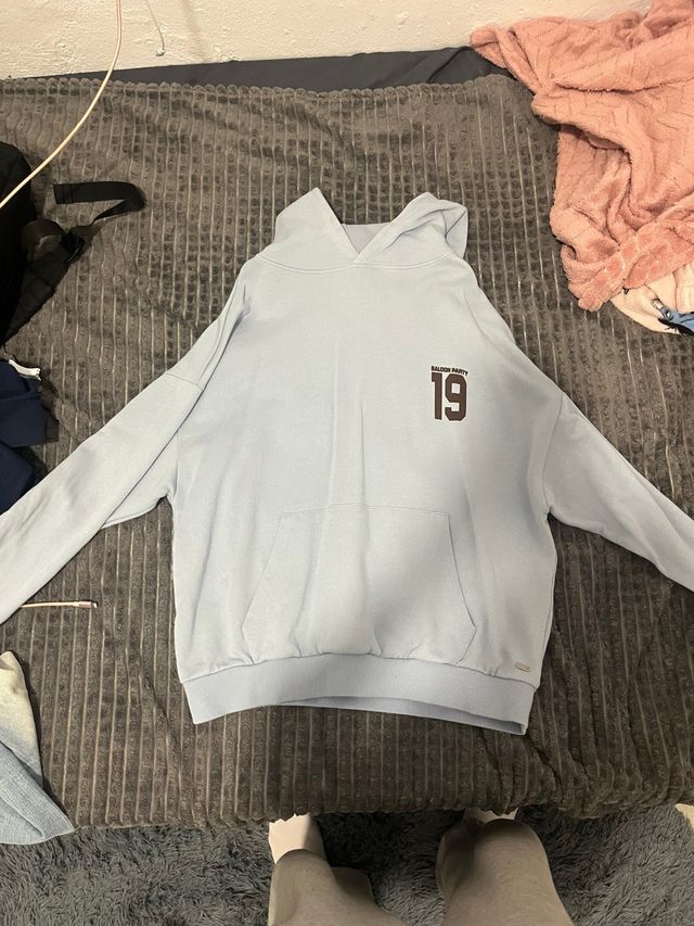 Sudadera azul con estampado