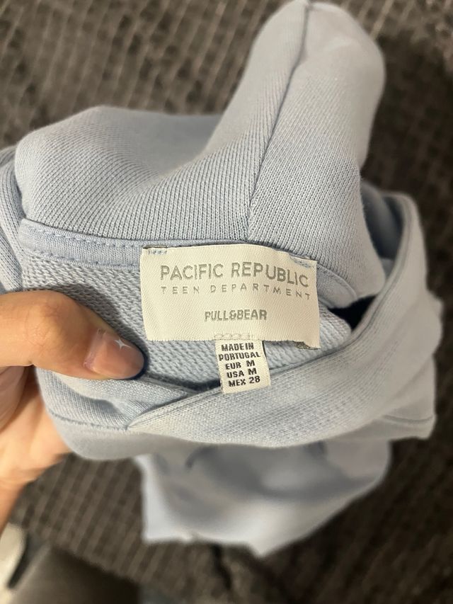 Sudadera azul con estampado