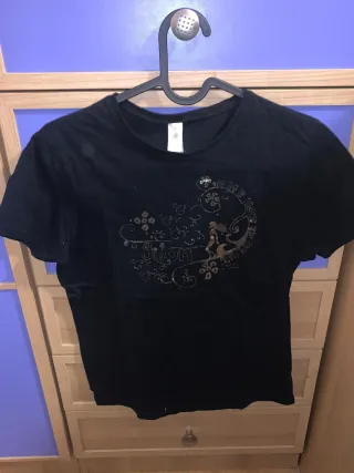 Camiseta negra con diseño
