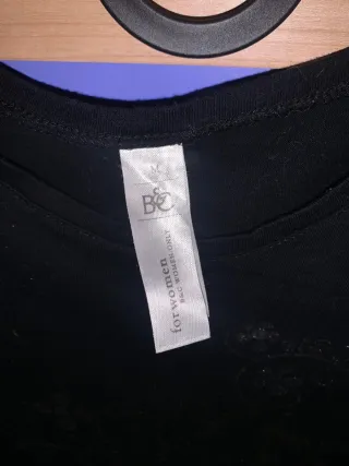 Camiseta negra con diseño