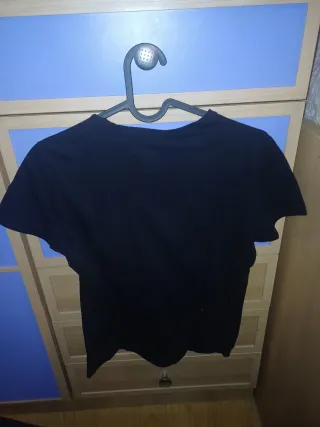 Camiseta negra con diseño
