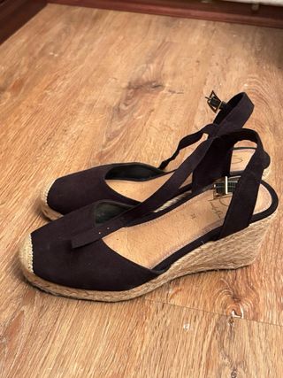 Sandalias negras con cuña