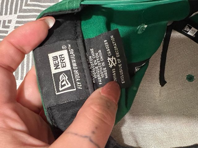 Gorra New Era Verde con N y Estrella Dorada