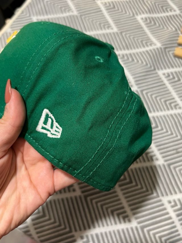Gorra New Era Verde con N y Estrella Dorada