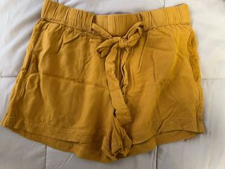 Shorts amarillos con cinturón