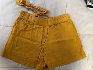 Shorts amarillos con cinturón