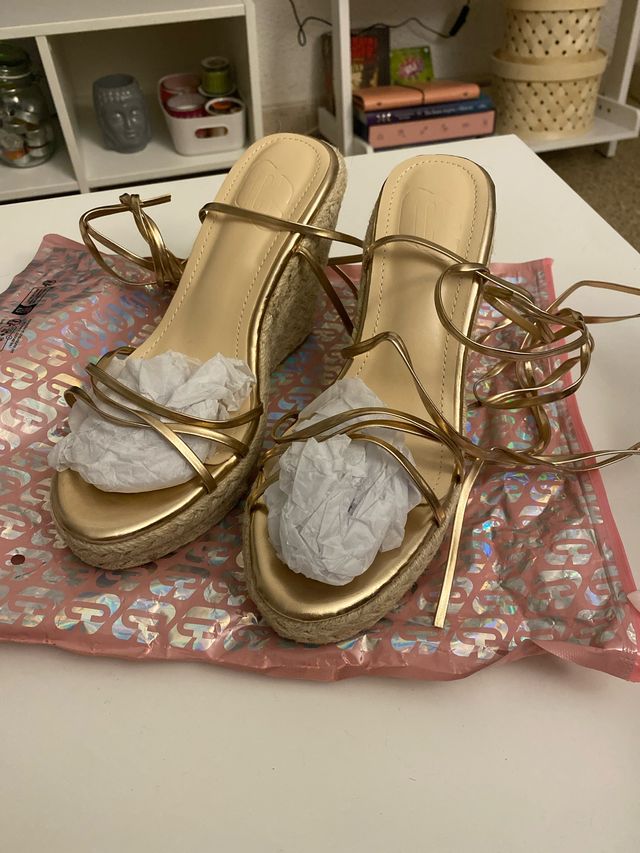 Sandalias doradas de cuña con tiras