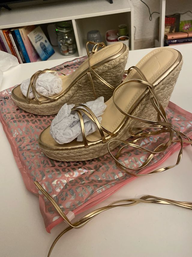Sandalias doradas de cuña con tiras