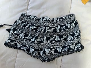 Shorts con estampado de elefantes y pompones