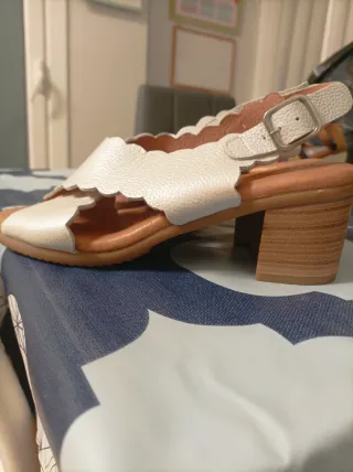 Sandalias doradas y blancas con tacón de piel