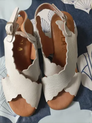 Sandalias doradas y blancas con tacón de piel