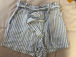 Shorts de rayas blancos y azules