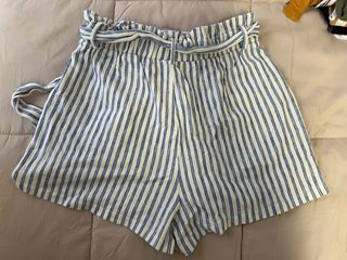 Shorts de rayas blancos y azules