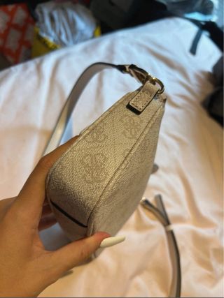 Bolso Guess Gris y Blanco