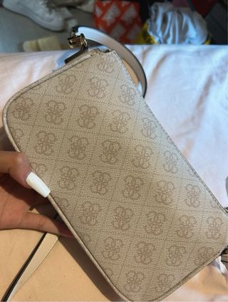 Bolso Guess Gris y Blanco