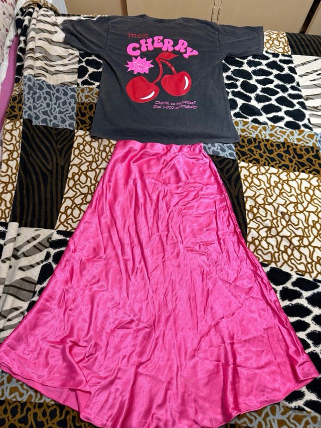 Conjunto falda satén y camiseta cerezas
