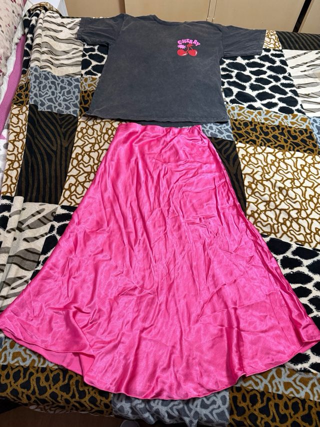 Conjunto falda satén y camiseta cerezas